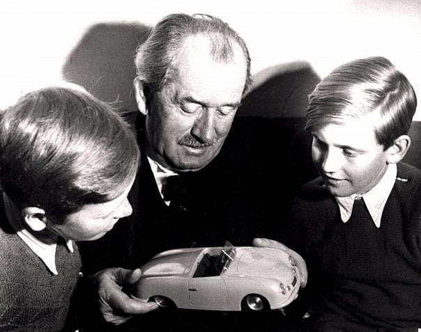 1949, Ferdinand Porsche mit seinen Enkelkindern Ferdinand Piëch (rechts) und Ferdinand Alexander Porsche, in der Hand hat er ein Modell des Porsche 356 Nr.1.